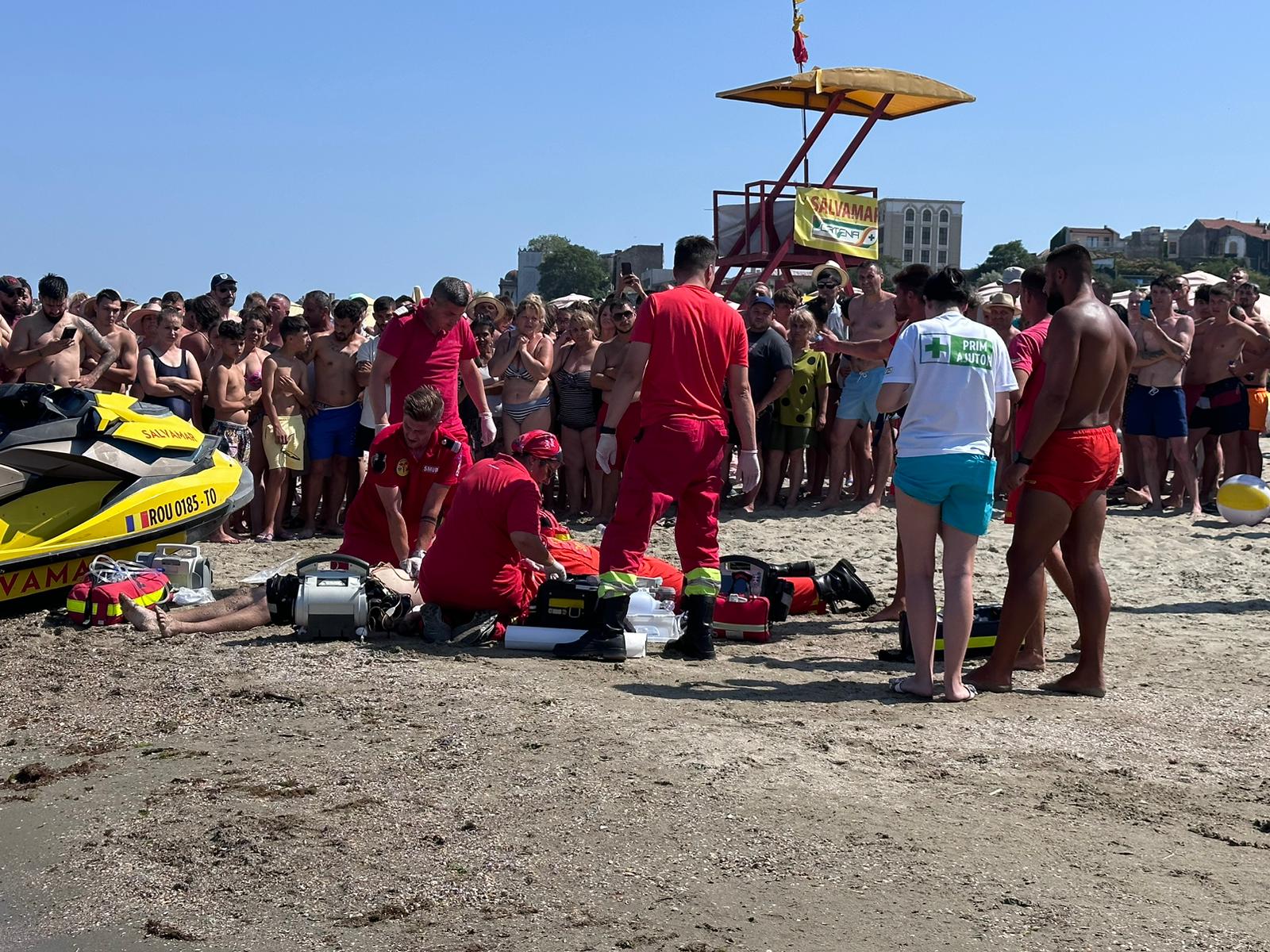 CONSTANȚA: Două persoane scoase din mare de salvamari. Una dintre ele este în stare de inconștiență