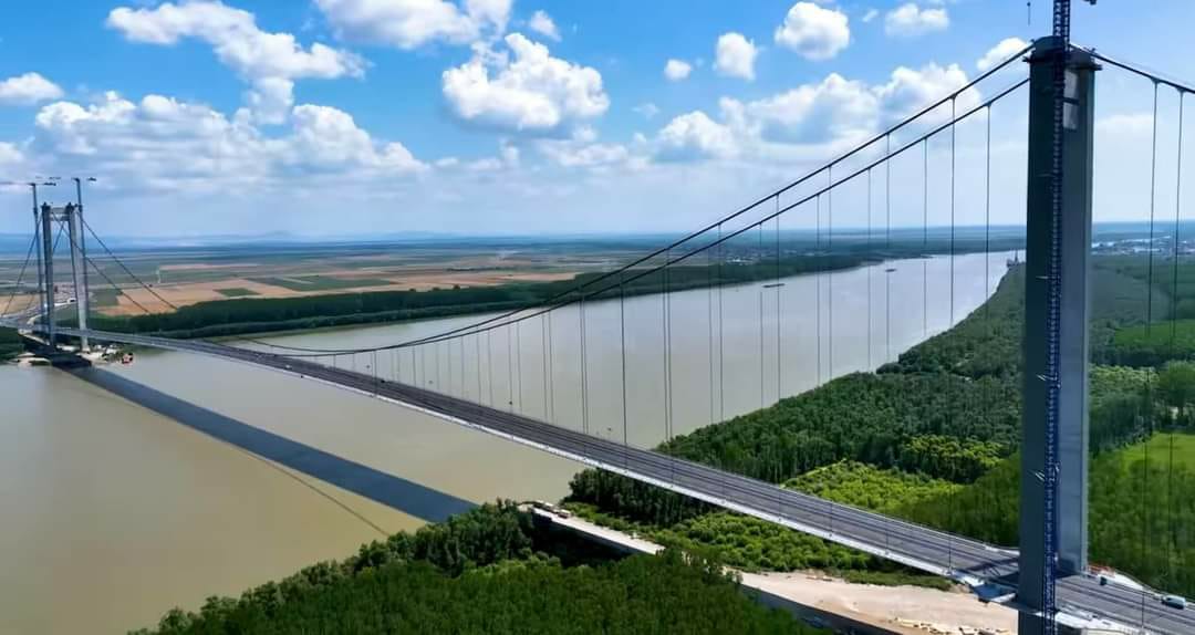 Podul suspendat peste Dunăre, Tulcea – Brăila/Galați – inaugurat joi. Acesta este proiectat să aibă o durata de viața de 120 de ani