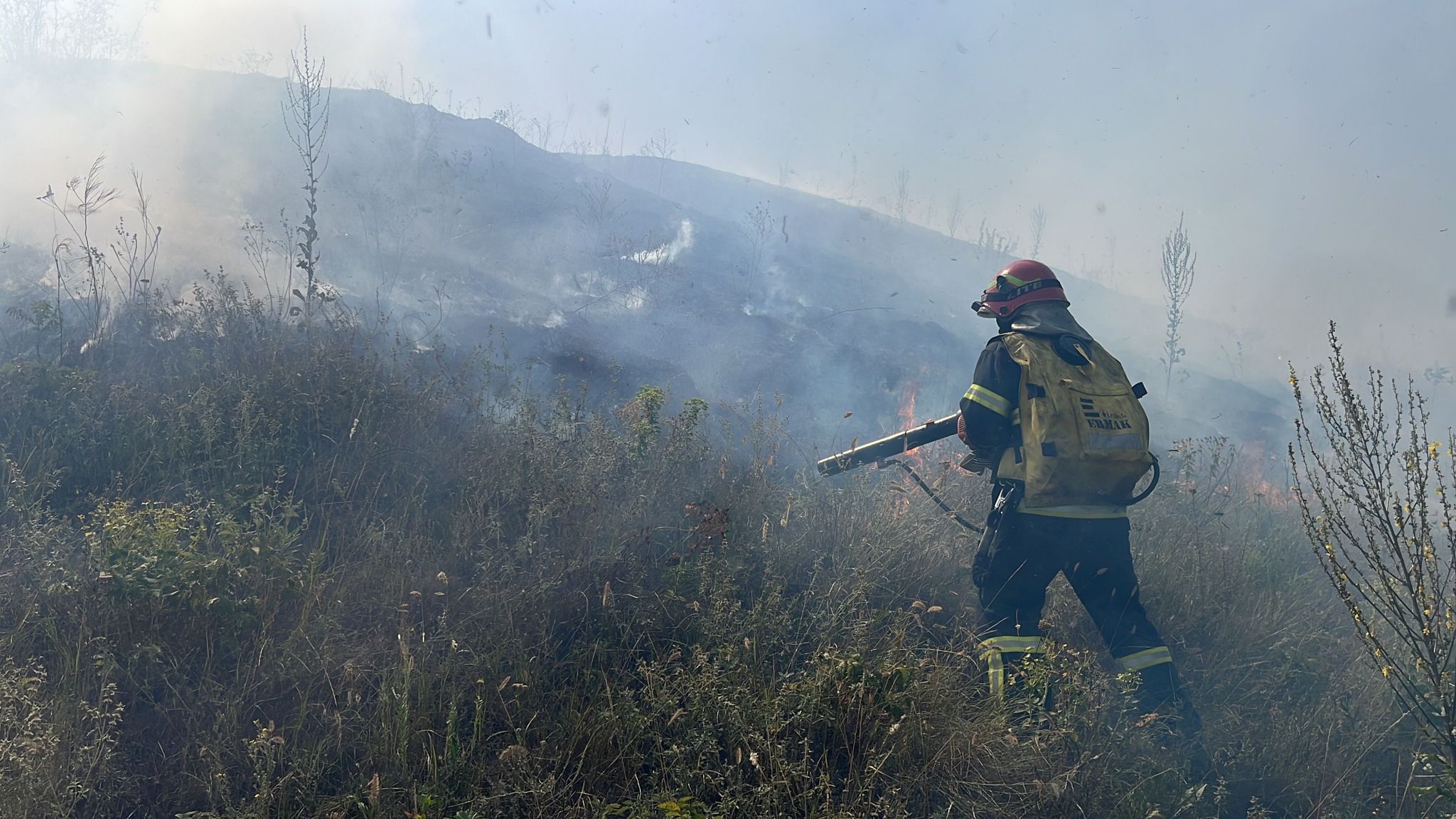 TULCEA/VIDEO: Incendiu izbucnit în curtea unei locuințe. Vântul puternic a îngreunat intervenția pompierilor