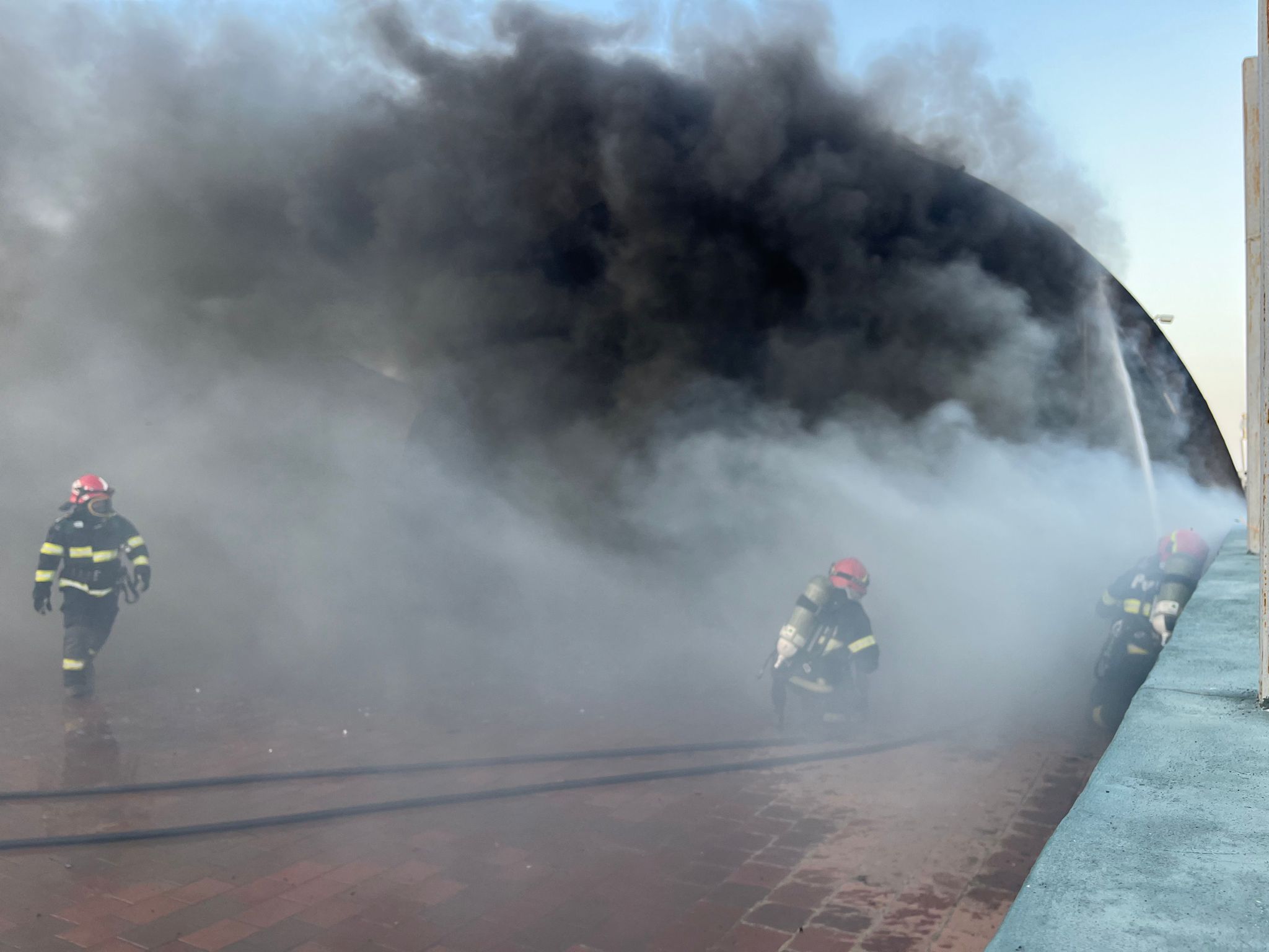 TULCEA/VIDEO: Incendiu violent cu degajări mari de fum
