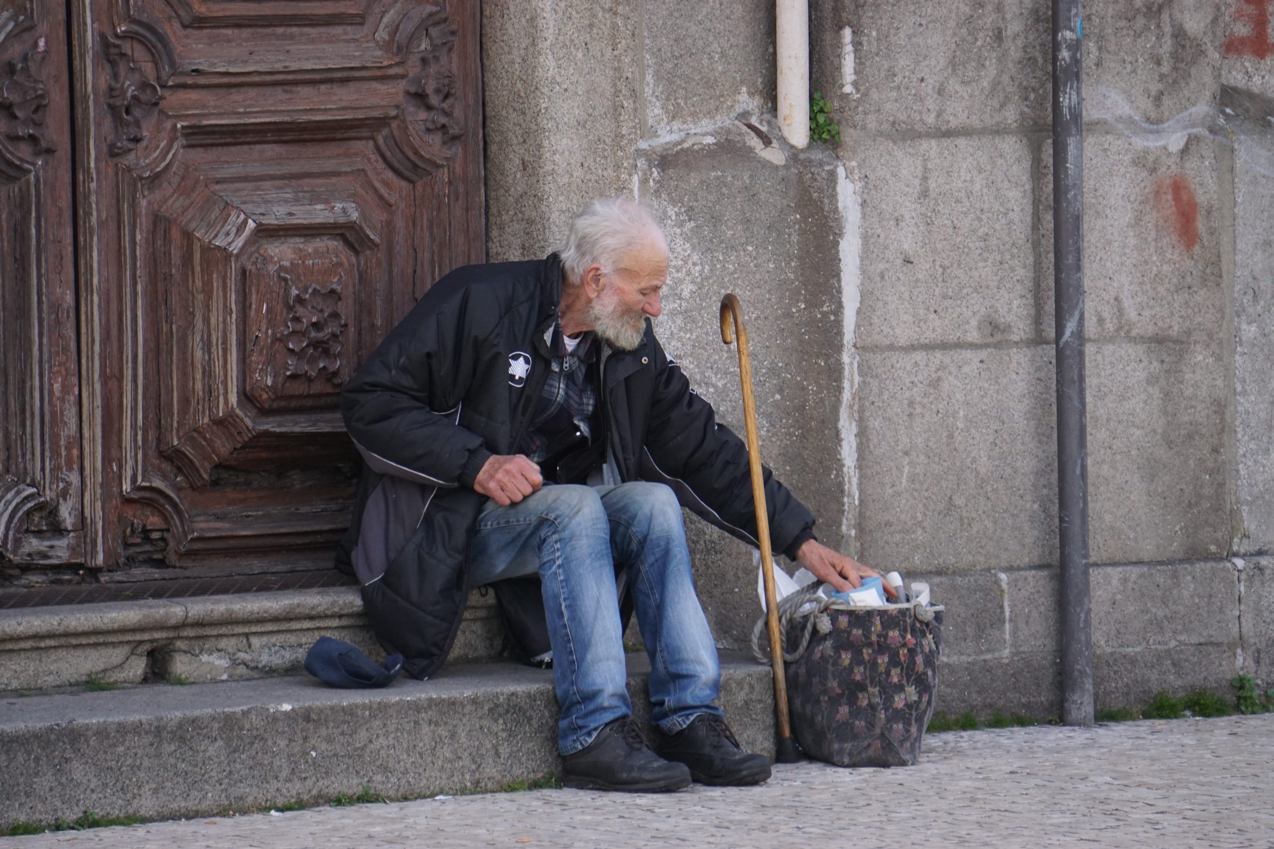 Percheziții în Constanța și mai multe județe. Este vizată o grupare infracțională care exploata persoane cu dizabilităţi