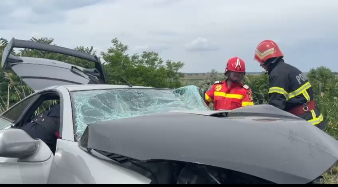 Accident rutier cu victime încarcerate, în sensul giratoriu de la CUMPĂNA