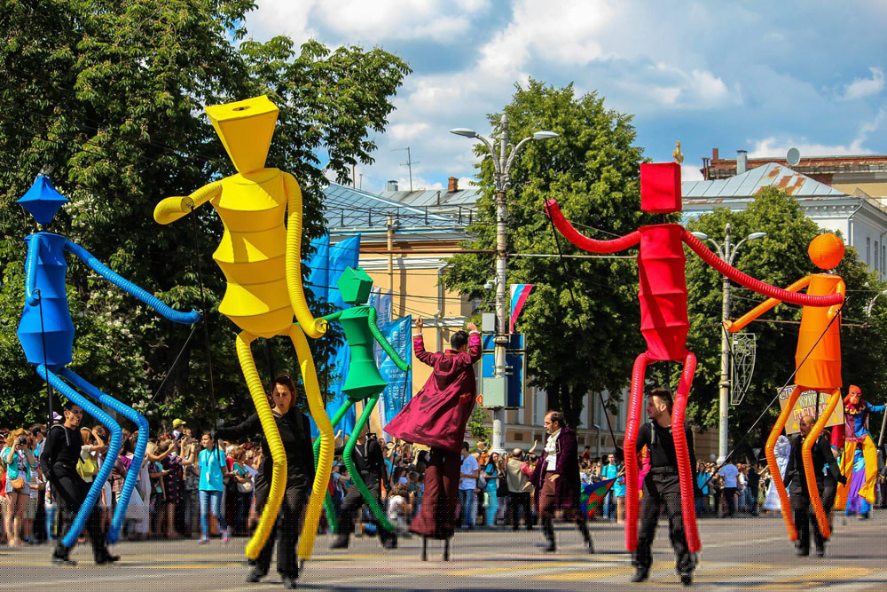 CONSTANŢA: Începe Festivalul SEAStreet – spectacole de percuție, acrobație, marionete supradimensionate și dans