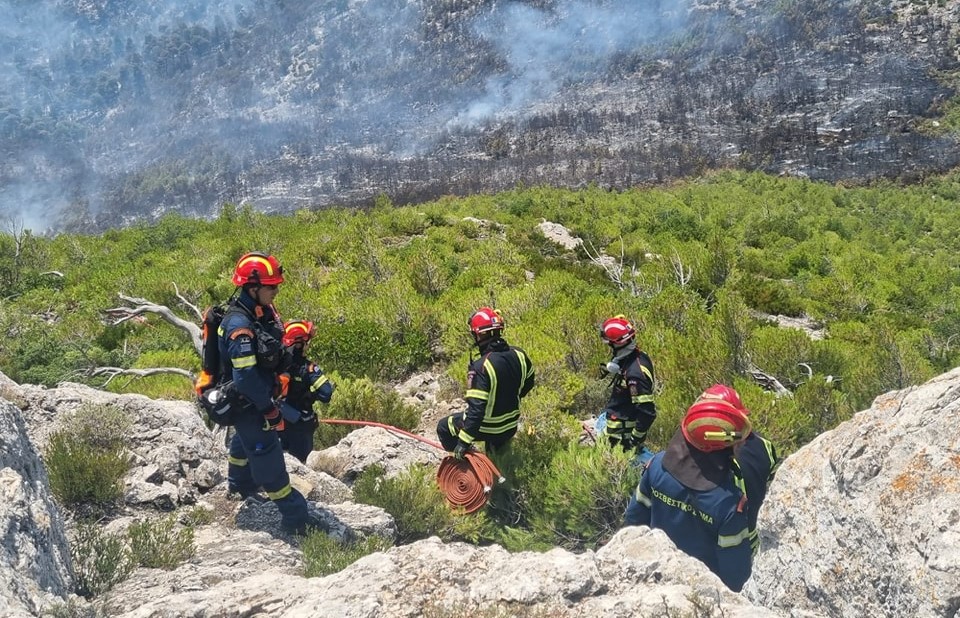 GRECIA: Mii de turişti au fost evacuaţi din vestul insulei Rhodos, din cauza incendiilor forestiere