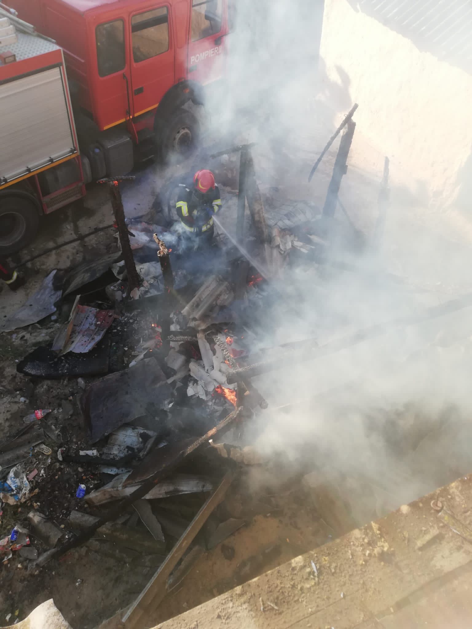 JUDEȚUL TULCEA: Incendiu izbucnit la anexa unei gospodării din Babadag, în pericol să se extindă și la casă