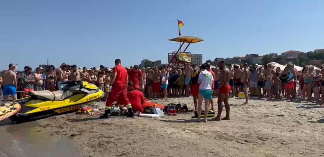 UPDATE/MAMAIA: Persoană scoasă inconștientă din apă de către salvamari