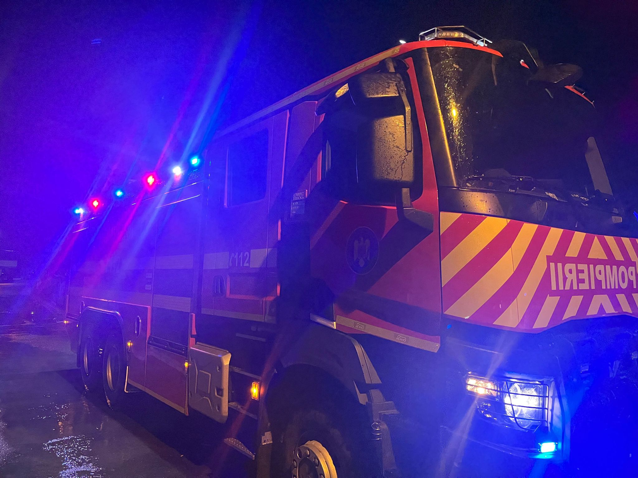 VIDEO | TULCEA: Case inundate și oameni surprinși de viitură pe străzile din municipiu. În alte localități este COD PORTOCALIU de averse torențiale