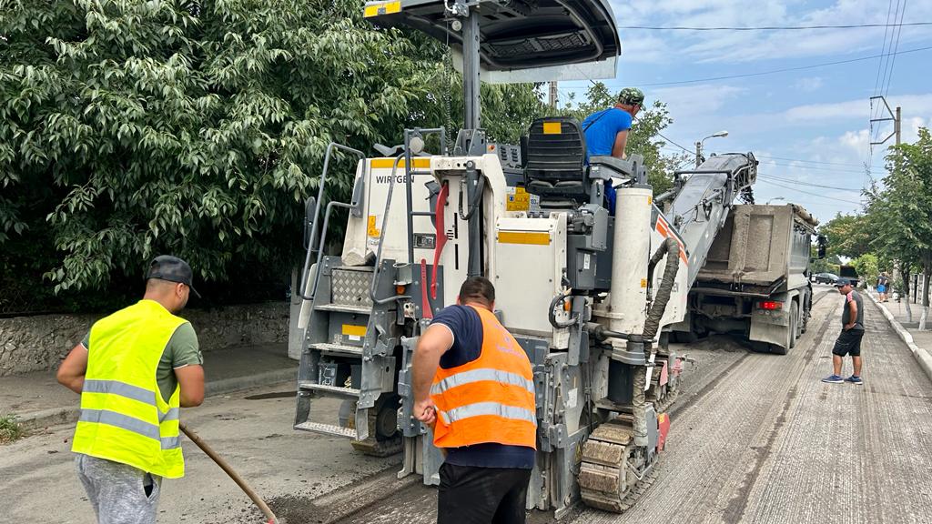 Atenție, șoferi! Se reabilitează carosabilul pe alte două străzi din cartierul Palazu Mare