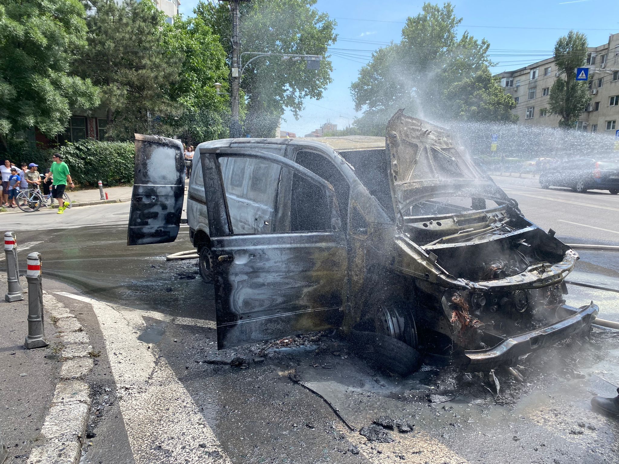LUMINA: Un autoturism a luat foc. O persoană a ajuns la spital cu arsuri