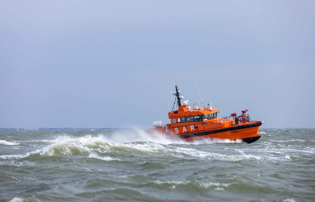 UPDATE: Velier cu 6 persoane la bord, în dificultate pe mare, remorcat de o navă ARSVOM