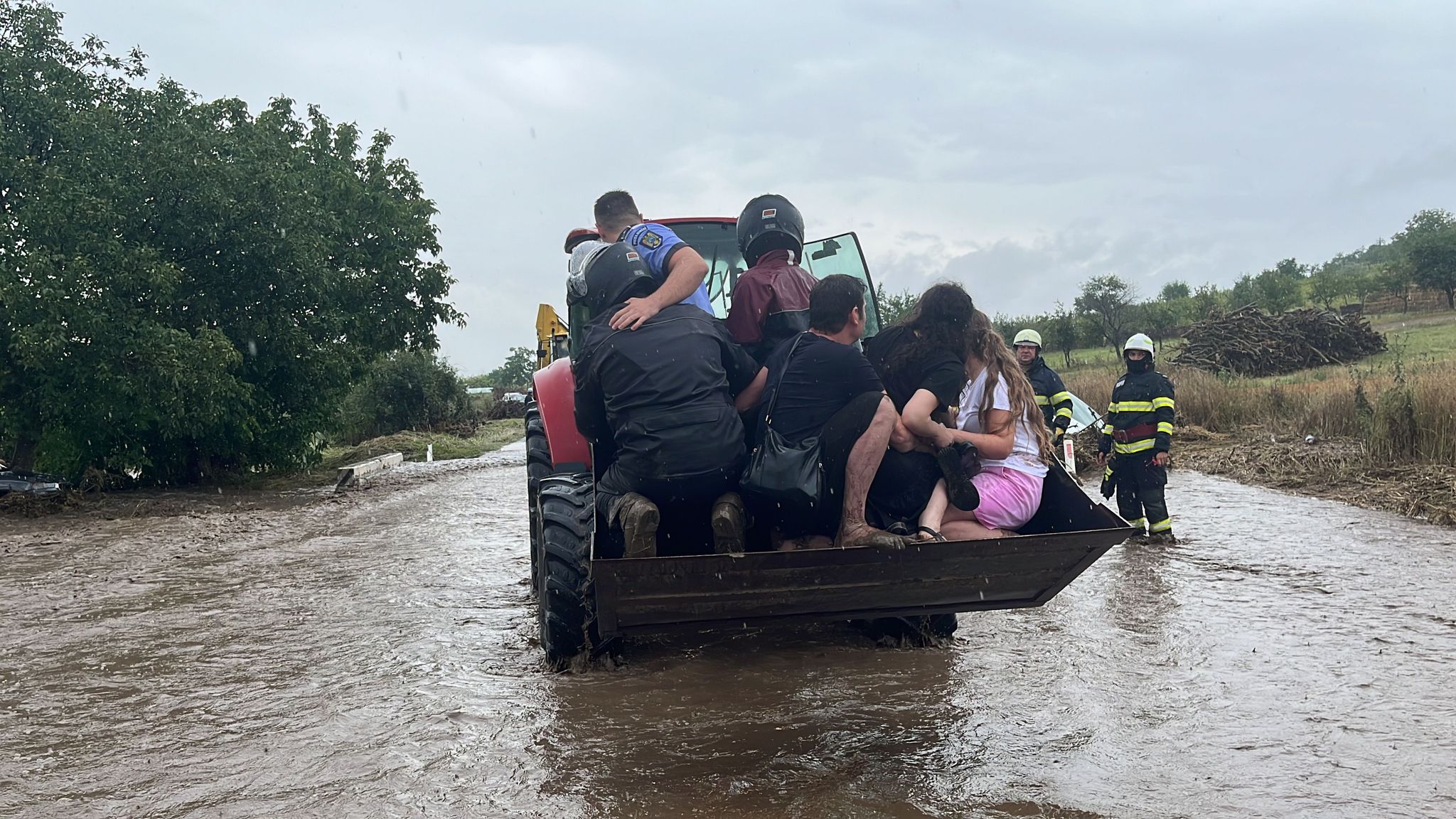 FOTO/VIDEO: Pompierii ISU Delta au recuperat 10 persoane afectate de viitura puternică de la Horia. Traficul pe DN 22 D a fost blocat de șuvoaie