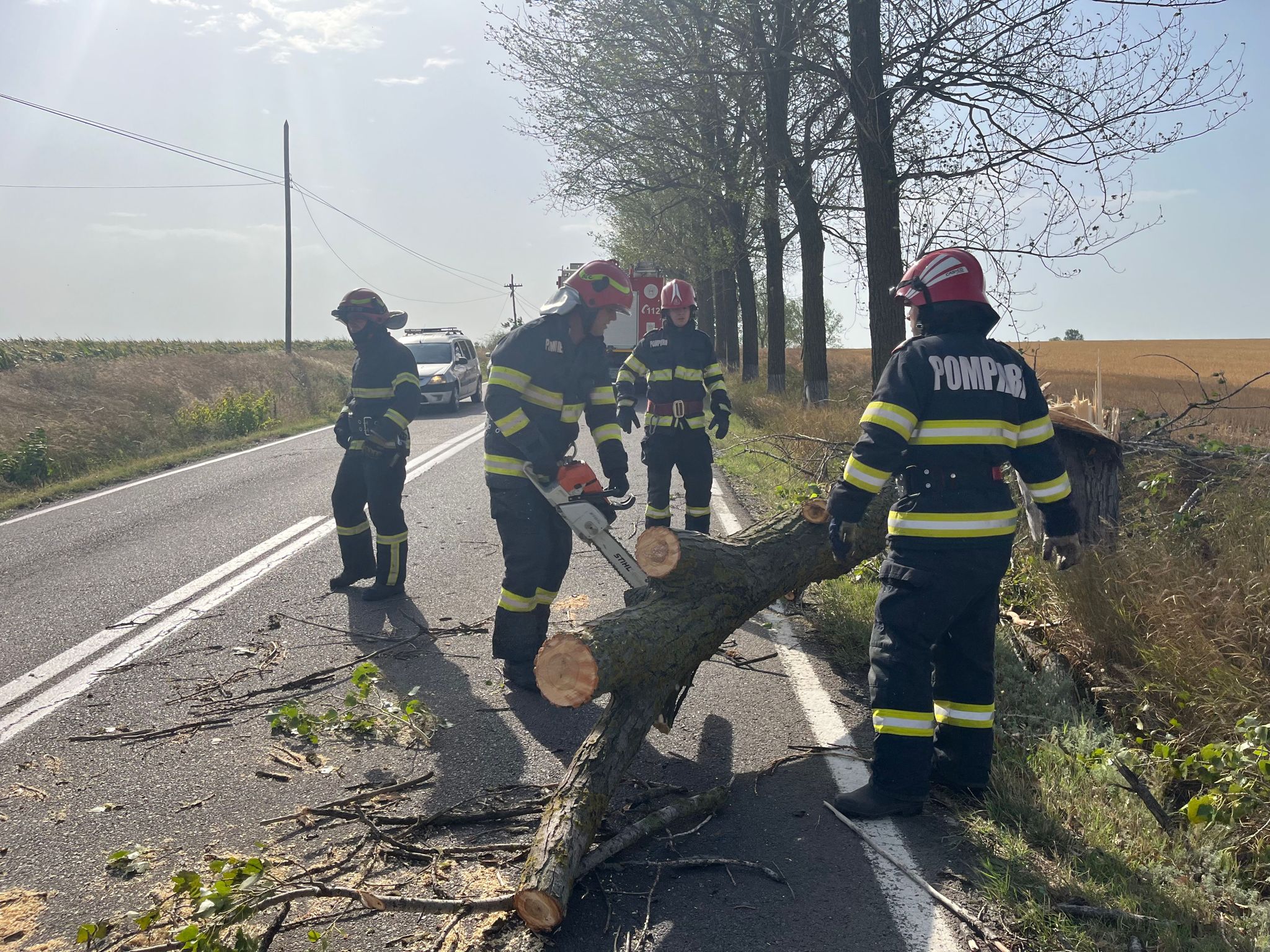 Furtunile au provocat 4 victime și pagube în jumătate de țară