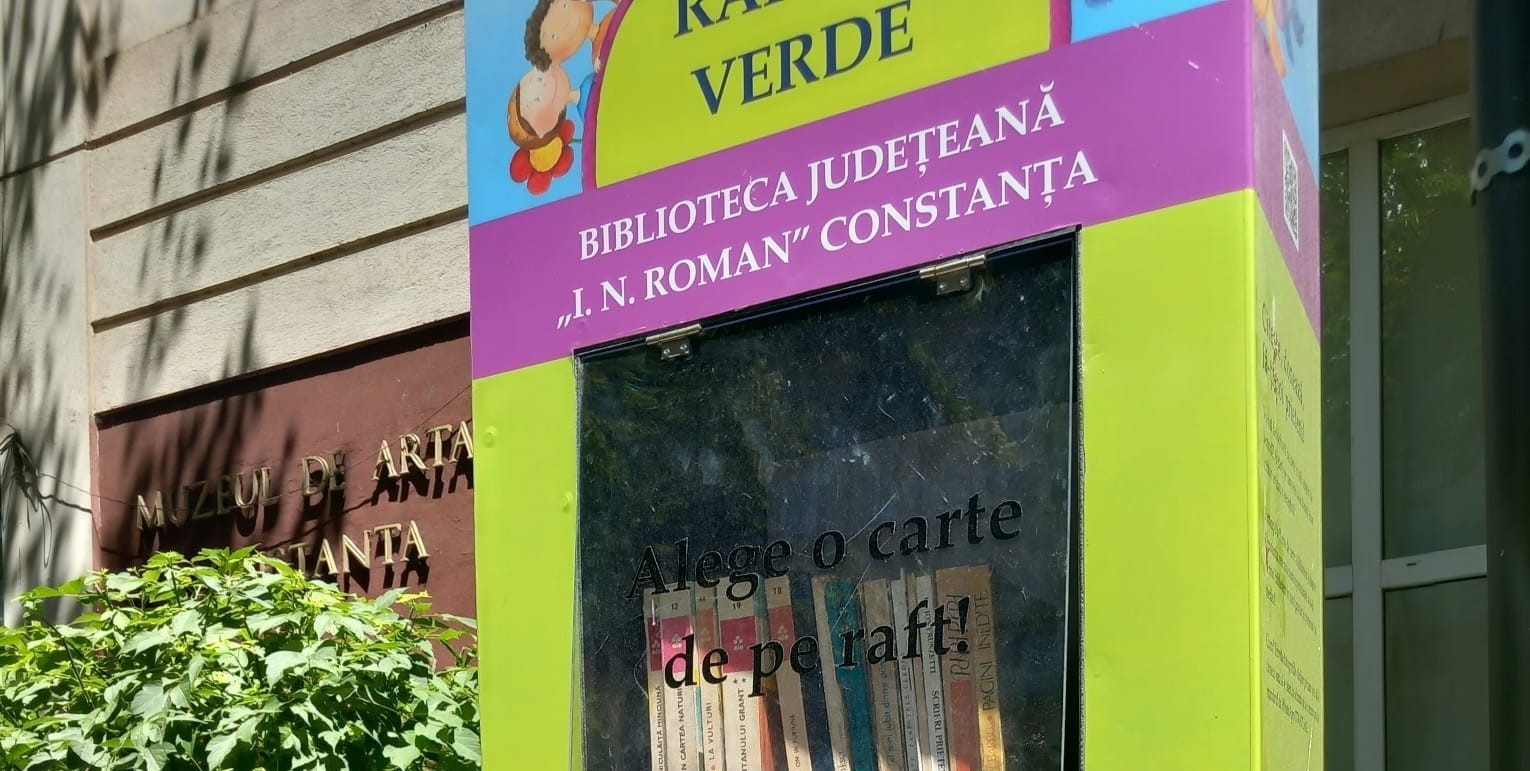 CONSTANȚA: Peste 1.000 de cărți au ajuns la cititori, prin intermediul minibibliotecilor stradale