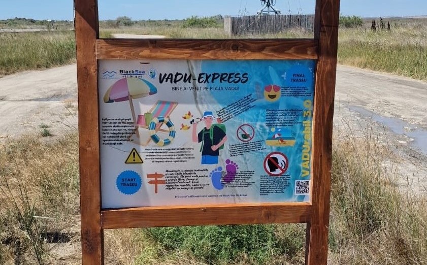 Turiștii care ajung, vara aceasta, pe plaja sălbatică Vadu au parte de surprize și provocări!