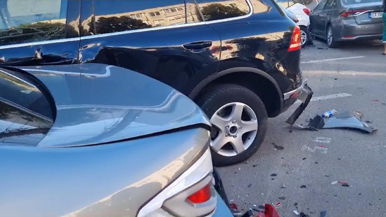 CONSTANȚA: Șapte dintr-o lovitură. Un șofer ar fi adormit la volan și a lovit șapte mașini parcate