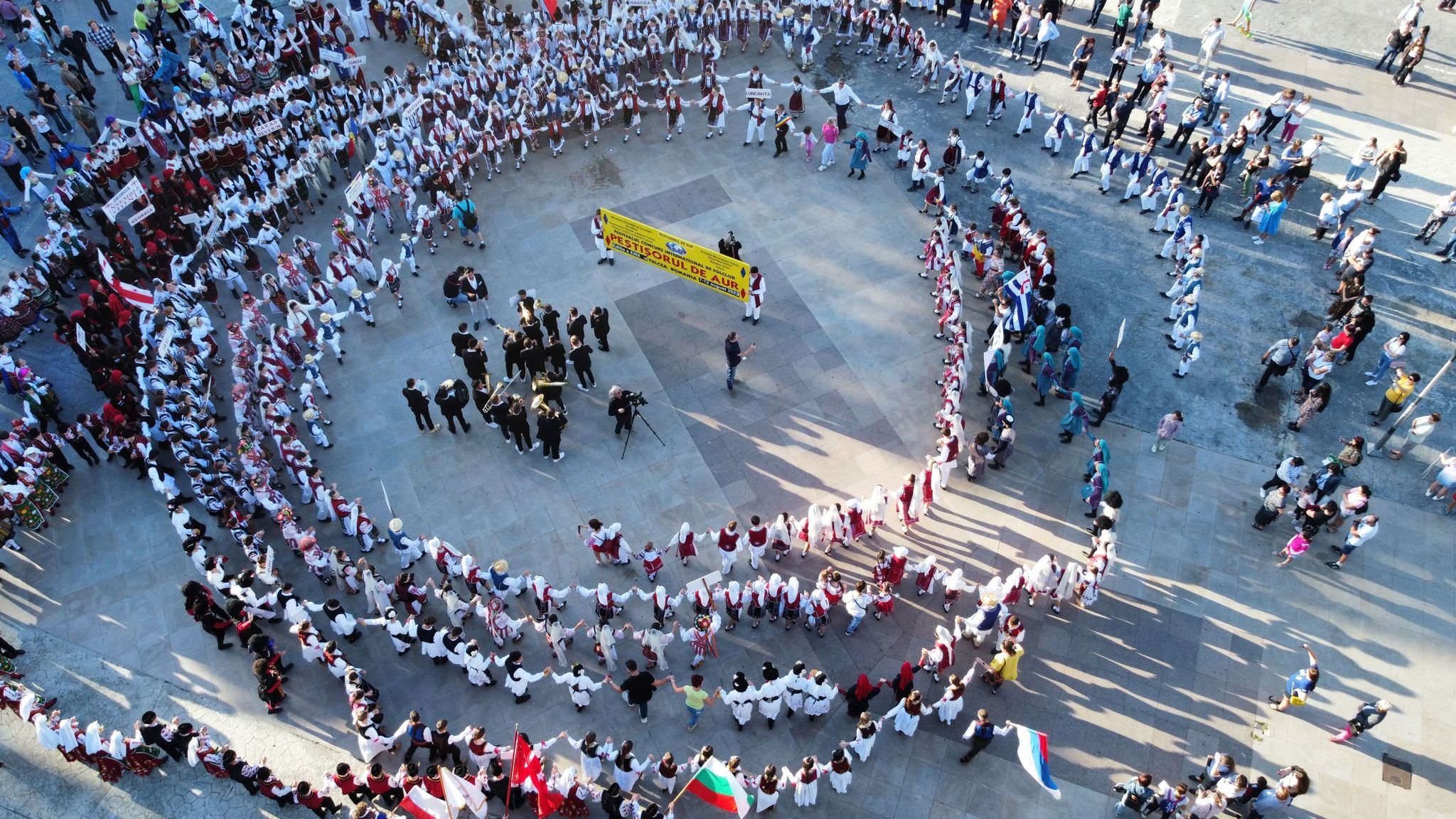 TULCEA: Trofeul Festivalului internaţional de folclor ”Peştişorul de aur” a ajuns la Iaşi