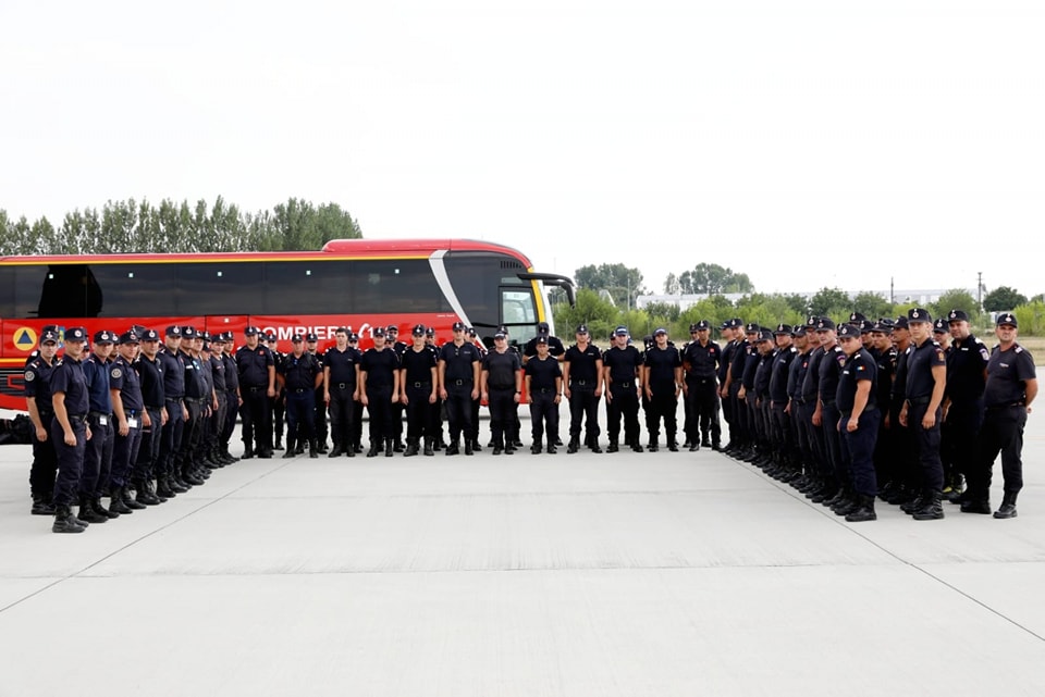 Cei 92 de pompieri români care au acţionat pentru stingerea incendiilor din Rodos au revenit în ţară