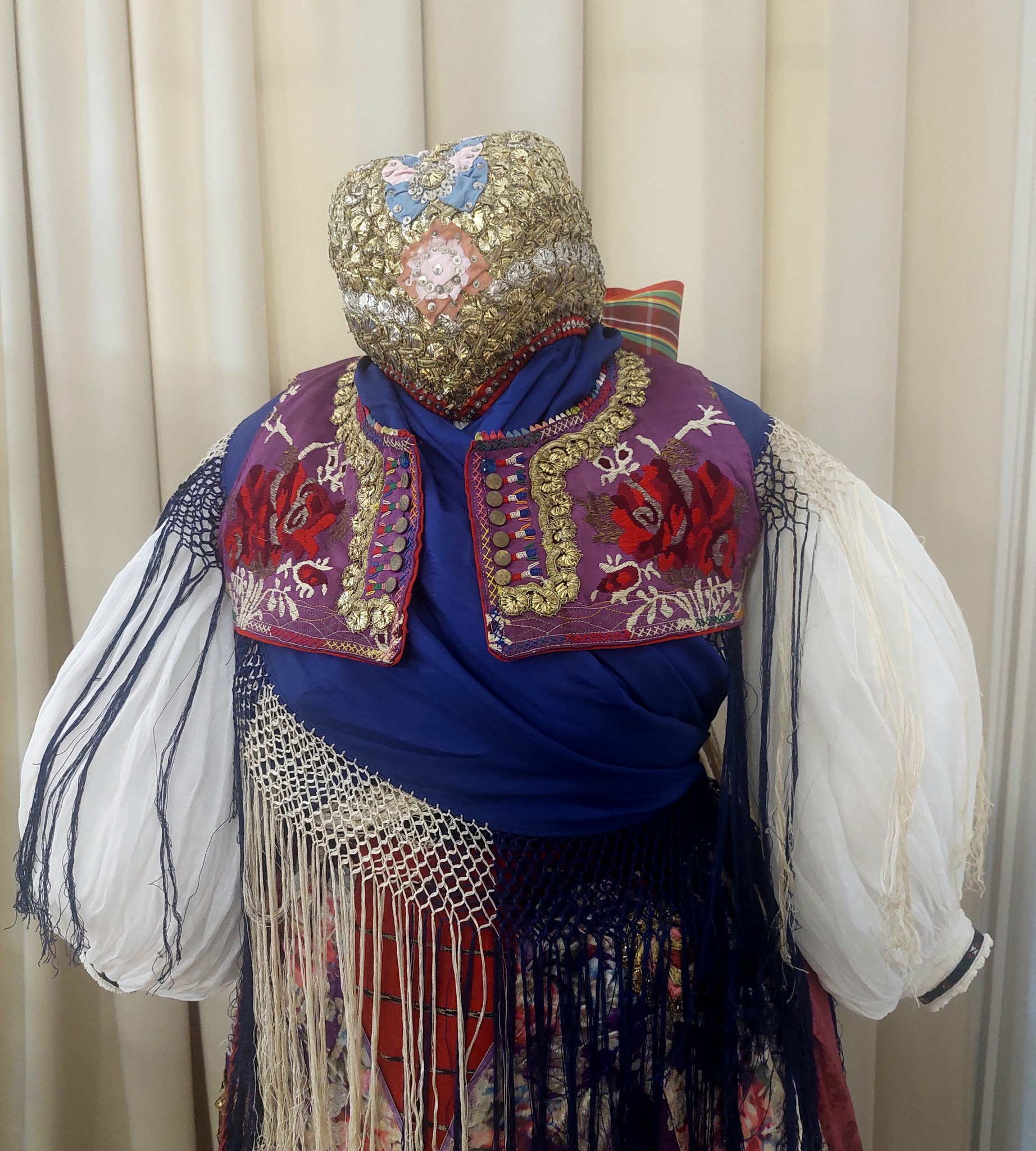 Portul bulgarilor din Vinga, Arad, colecția privată Emilian Madoșă, expus la Muzeul de Artă Populară Constanța