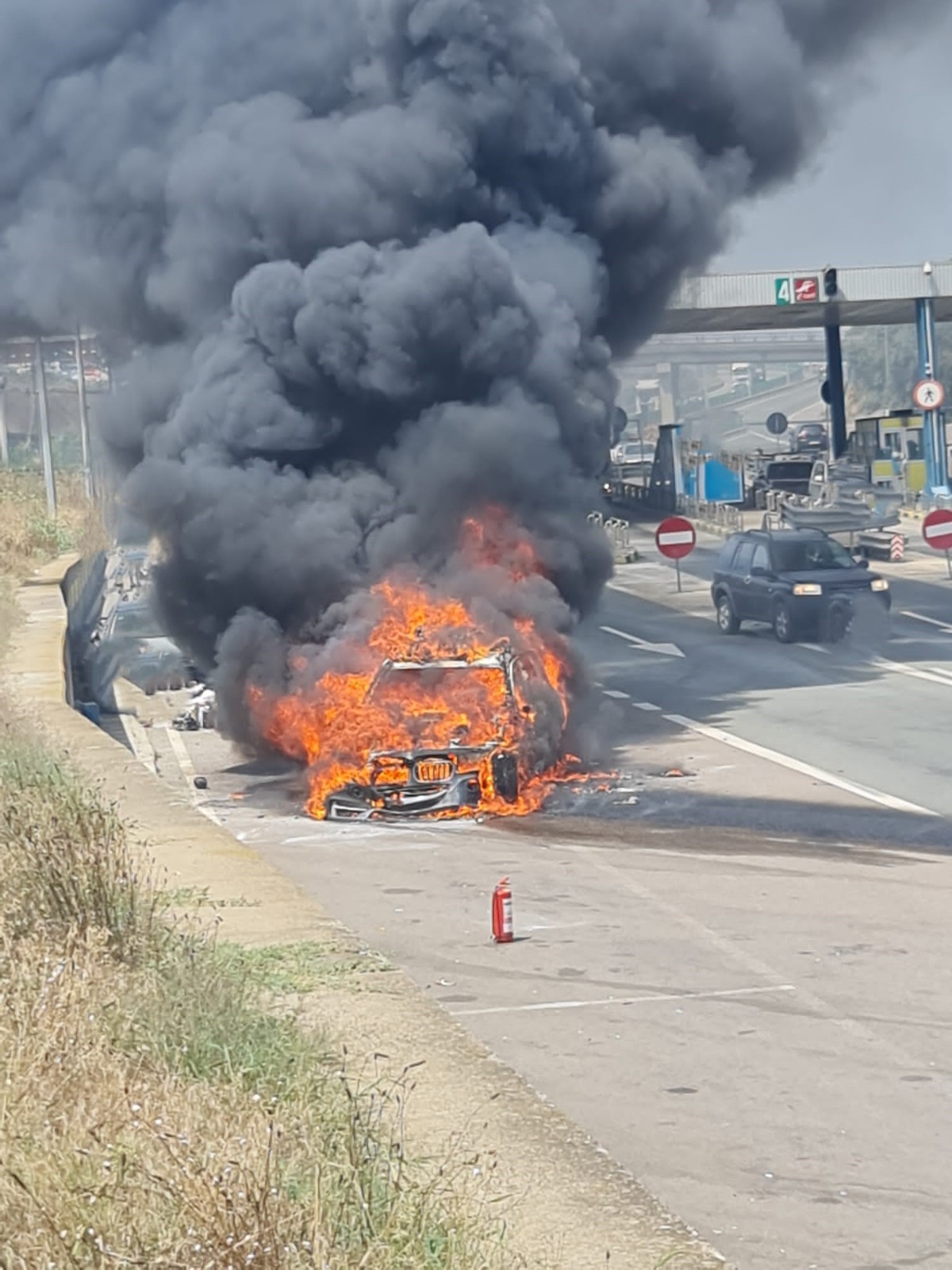 Un autoturism a luat foc la staţia de taxare Feteşti