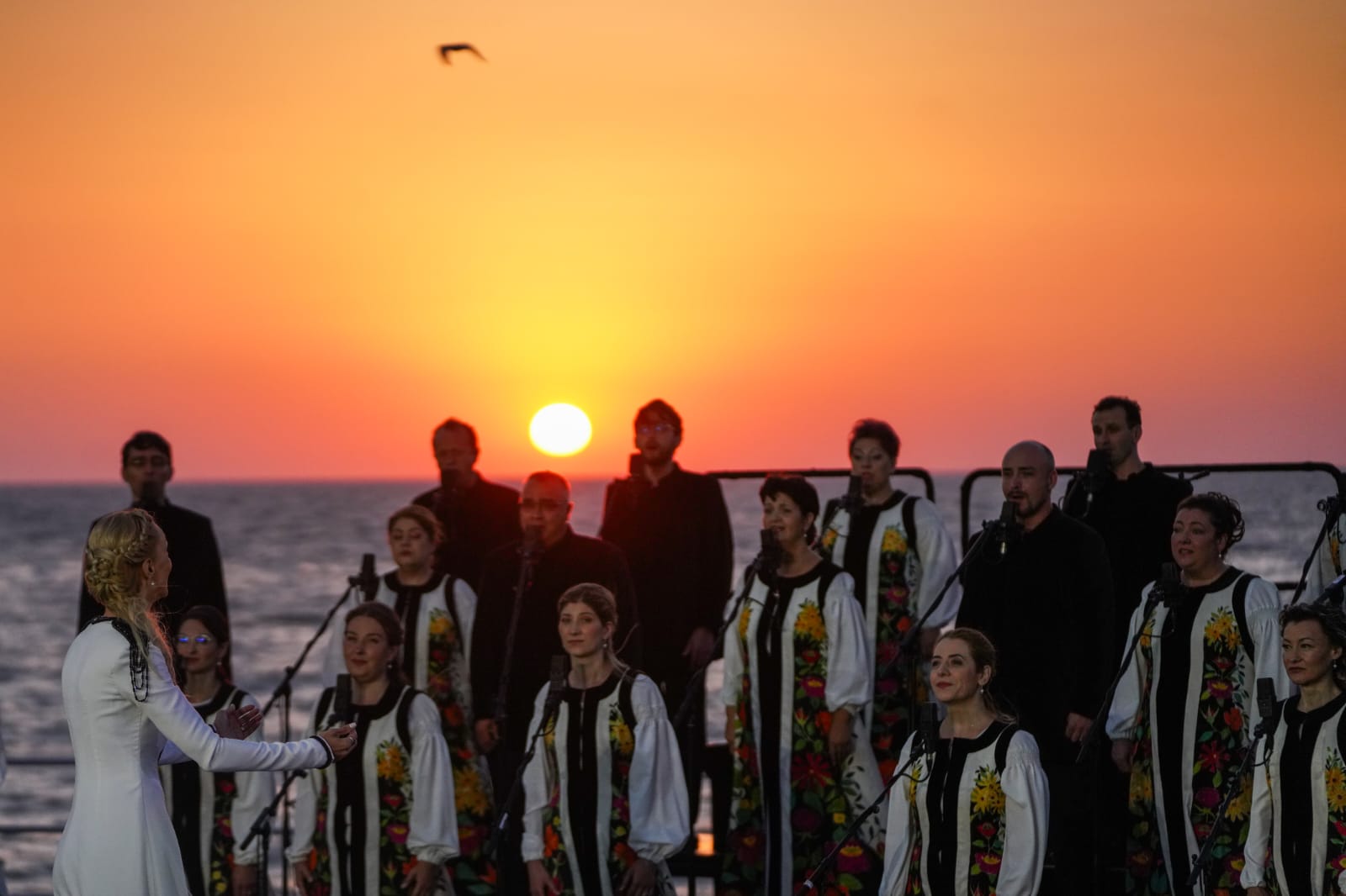 FOTO | Corul ”Madrigal” – concert la răsăritul soarelui, pe malul mării, la Constanţa
