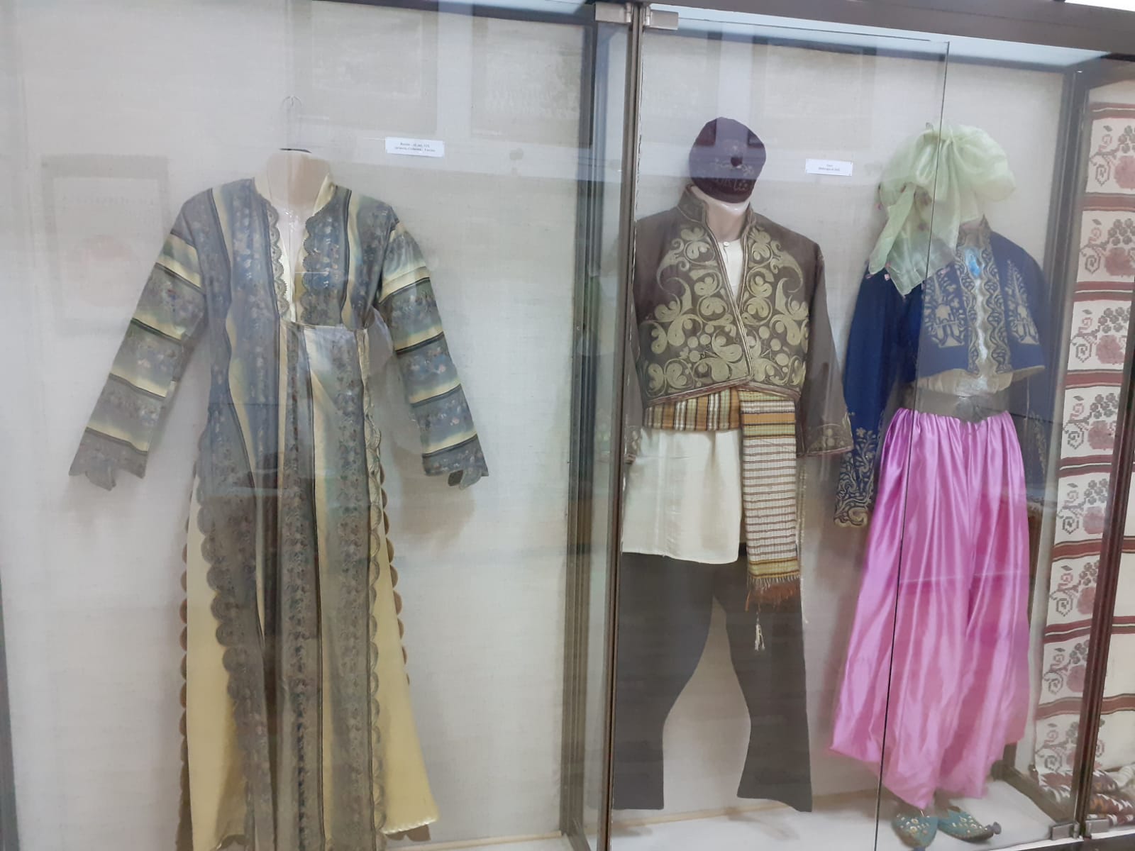 Povestea unicului costum tradițional armenesc, expus la Muzeul de Artă Populară din Constanța, o moștenire de suflet pentru dobrogeni