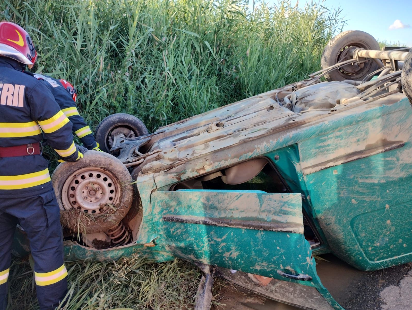 FOTO/Județul TULCEA: Accident rutier grav. O persoană este încarcerată