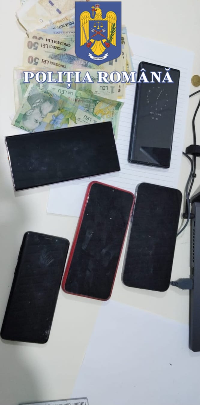 VAMA VECHE: Doi bărbați care furau telefoane mobile au fost prinși de polițiști