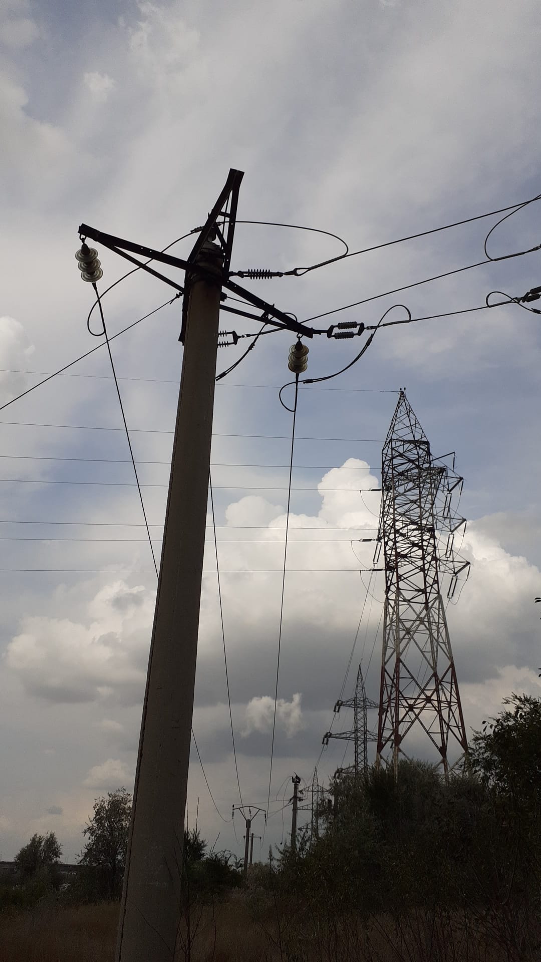 NĂVODARI: Explozie urmată de incendiu la un transformator electric