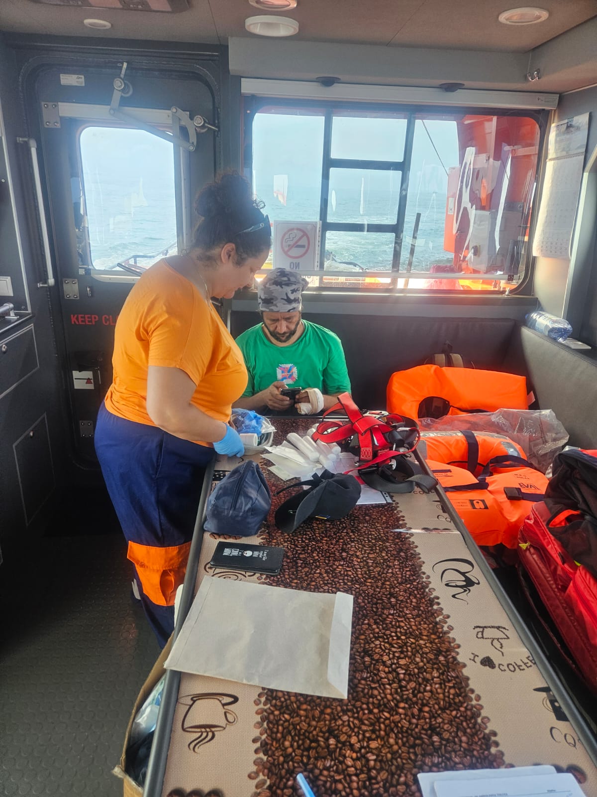 SULINA/FOTO: Misiune de urgență pentru preluarea unui marinar care avea nevoie de asistență medicală