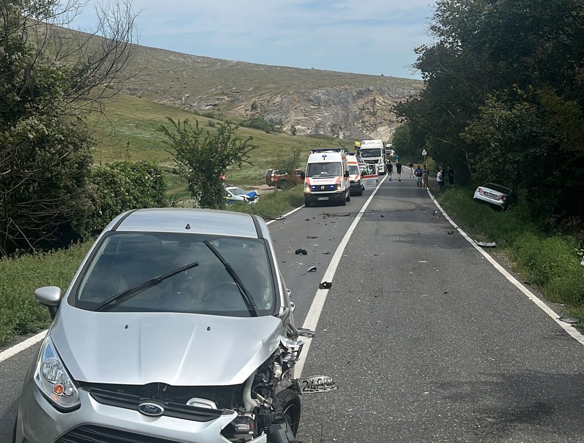 TULCEA: Accident rutier, pe DN 22, în care a fost implicată o mașină de poliție. Șoferul a ajuns la spital