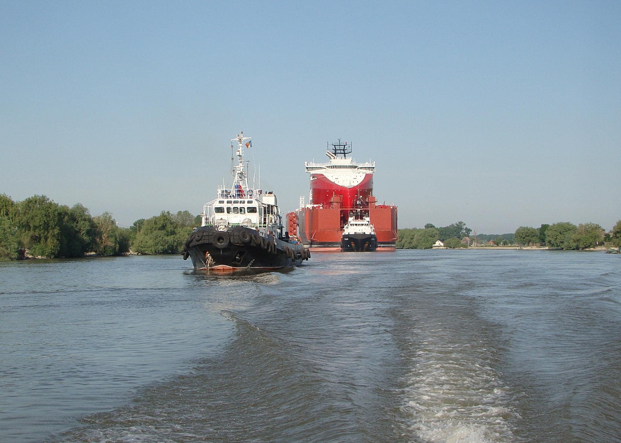 TULCEA: Traficul naval este restricţionat pe canalul Sulina