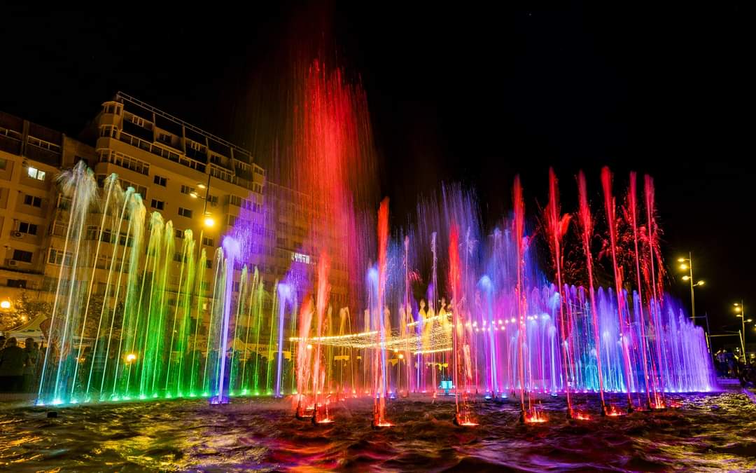 TULCEA: Spectacole colorate oferite de fântâna arteziană de pe Faleza ”Ivan Patzaichin”