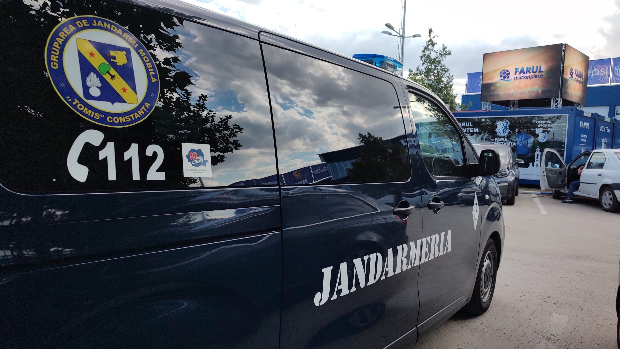 CONSTANȚA: Femeie recalcitrantă, imobilizată de jandarmi în timpul paradei militare și transportată la spital