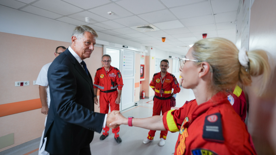 Klaus Iohannis, vizită la Spitalul Clinic de Urgenţă Bucureşti; ruda unui pacient s-a plâns de condiţii