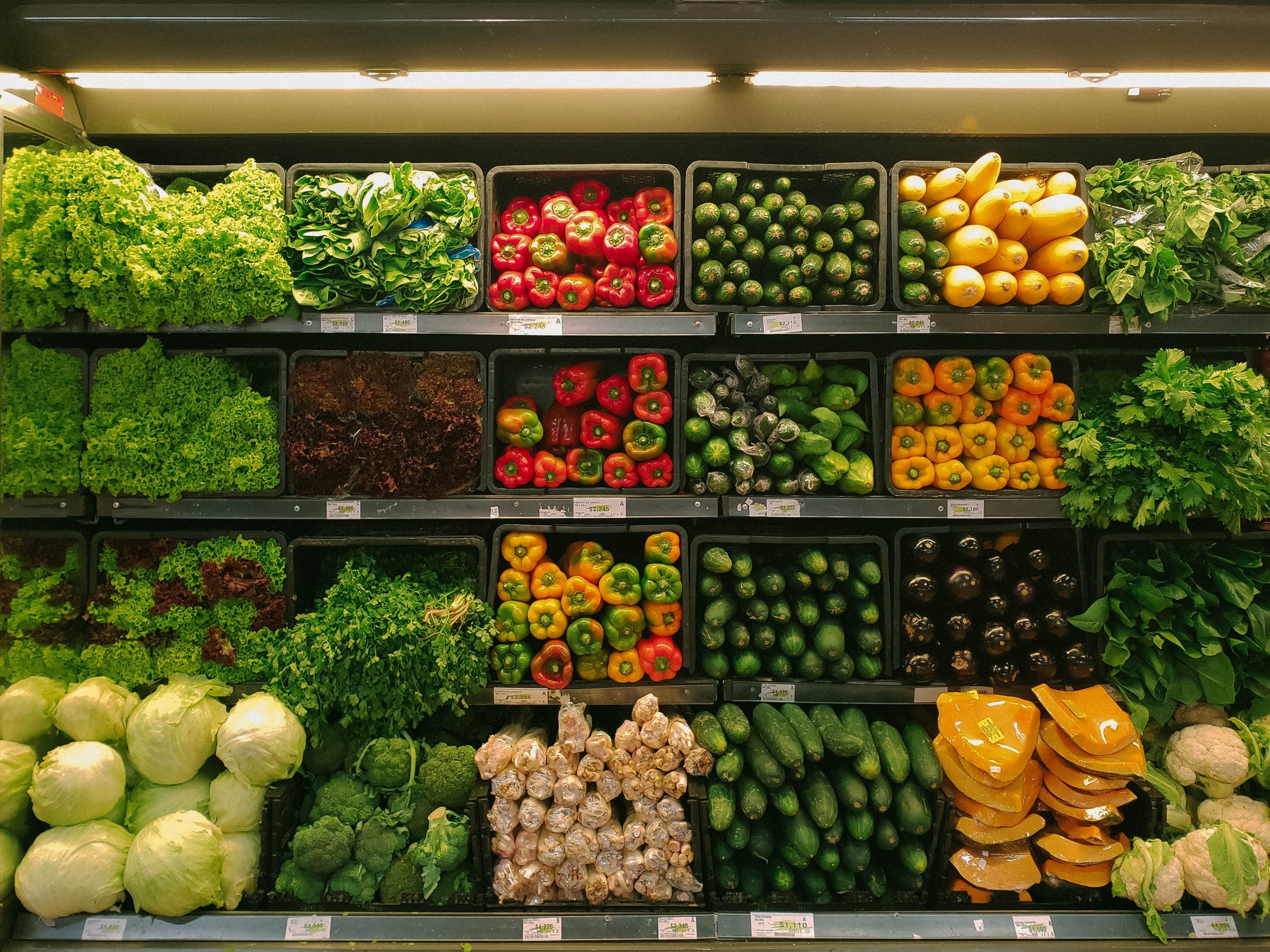CONSILIUL CONCURENȚEI: Prețurile alimentelor de bază au scăzut cu până la 34%, după ordonanța de plafonare a adaosurilor comerciale