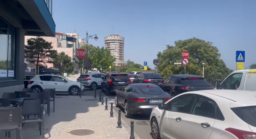 CONSTANȚA: Trafic în ritmul melcului pe strada Mircea cel Bătrân, din cauza lucrărilor. Cât mai durează calvarul șoferilor?