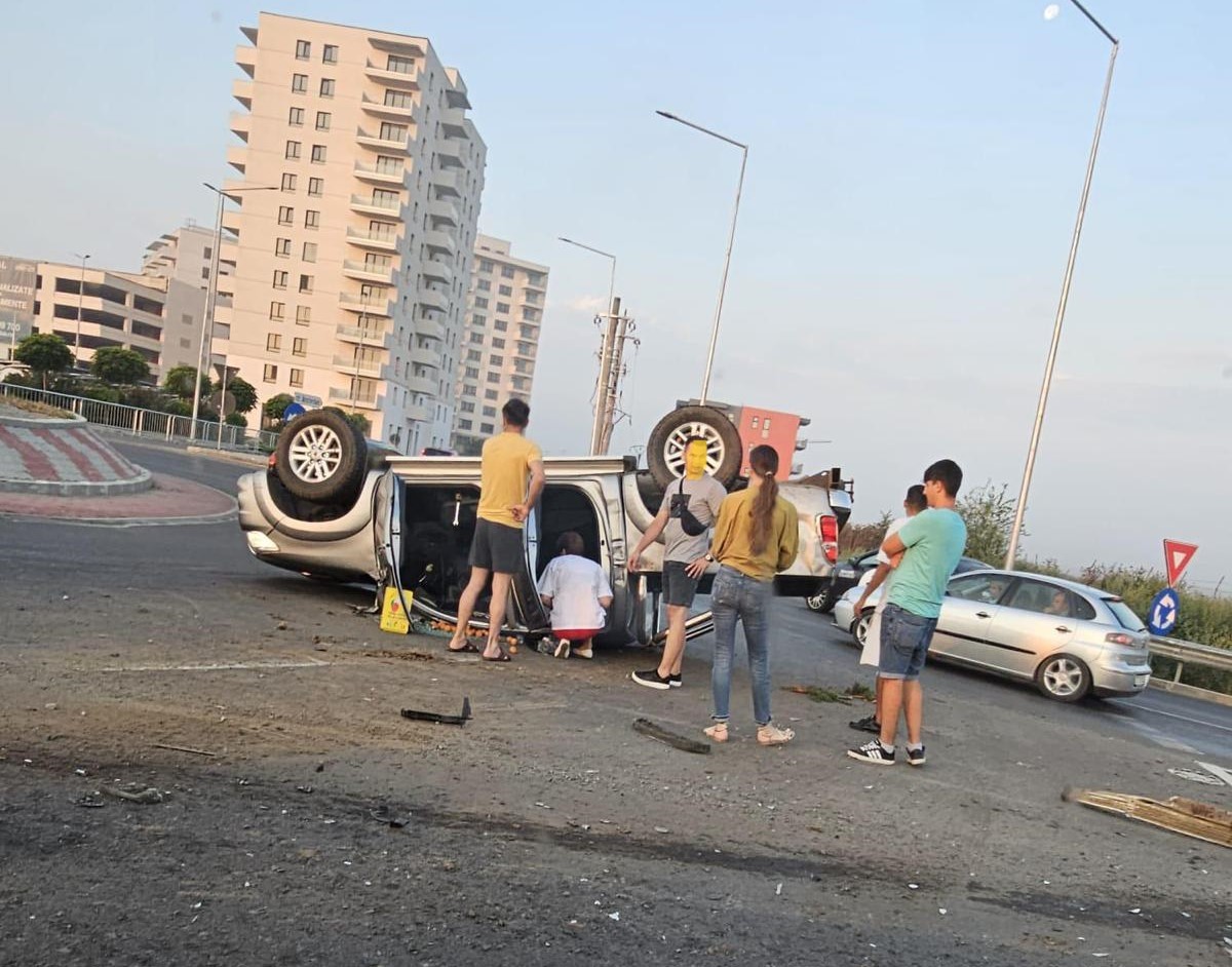 CONSTANȚA: Mașină răsturnată în sensul giratoriu din Palazu Mare, cu o victimă încarcerată