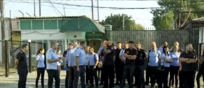 POARTA ALBĂ: Angajații Penitenciarului continuă protestele