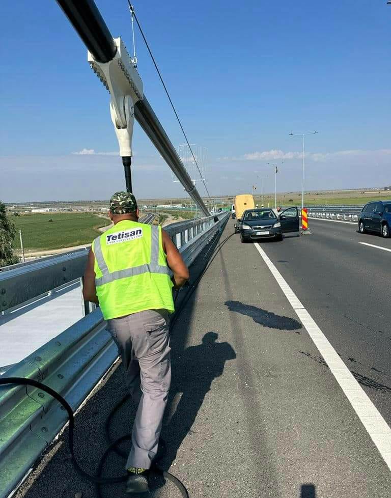 A început verificarea șuruburilor din parapetul podului suspendat de la Brăila. Comisia Europeană, sesizată pe tema siguranței podului