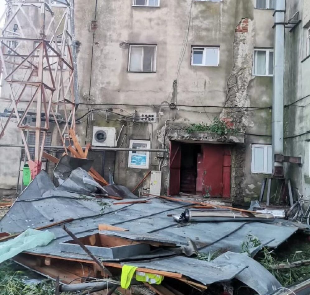 Vijeliile și ploile torențiale de ieri au produs pagube în localități din 13 judeţe
