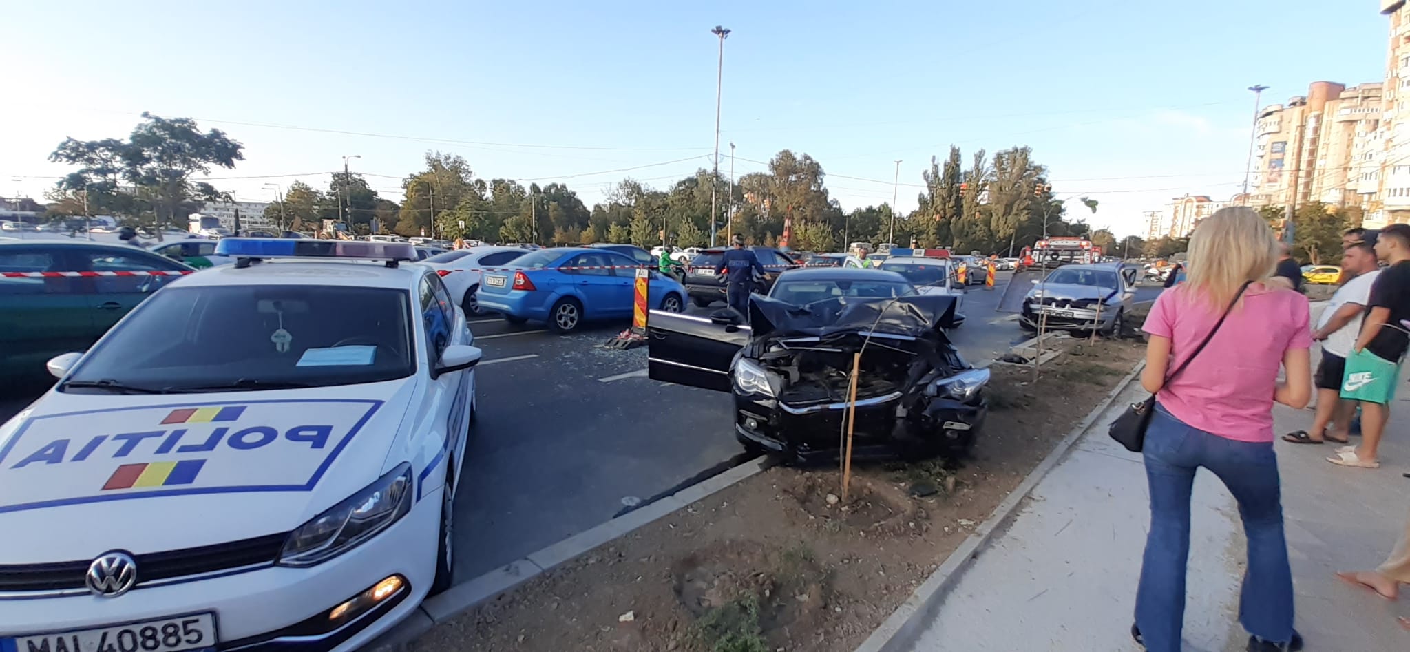 Focuri de armă trase de poliţişti, urmate de un accident în Constanţa. O maşină a fost furată
