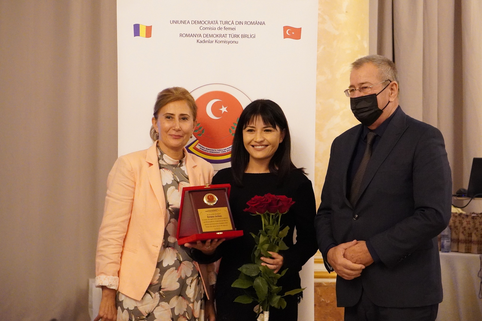 Unicul judecător femeie de etnie turcă din România şi actriţa Aylin Cadır au fost premiate de UDTR