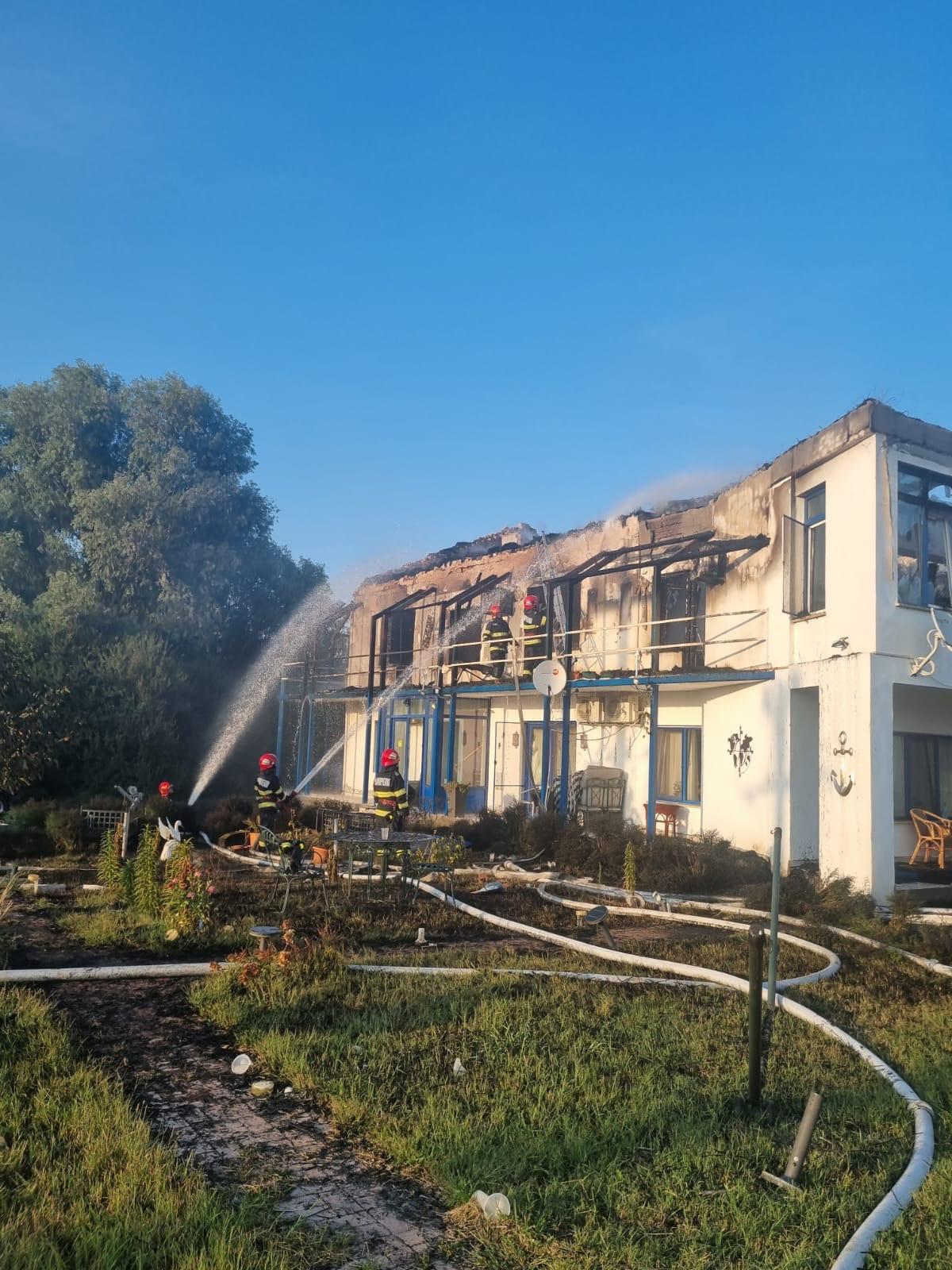 TULCEA: O casă de vacanţă din localitatea Crișan a fost cuprinsă de flăcări