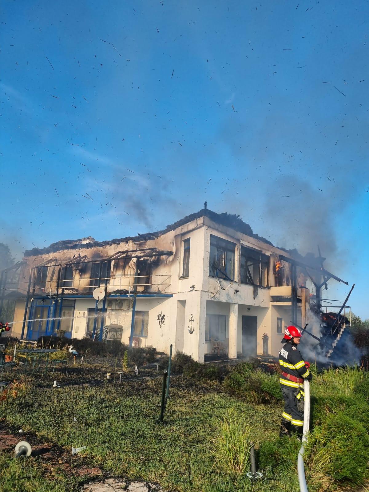 Suspectul în cazul incendiului de la casa de vacanţă din localitatea Crişan, judeţul TULCEA, a fost reţinut pentru 24 de ore