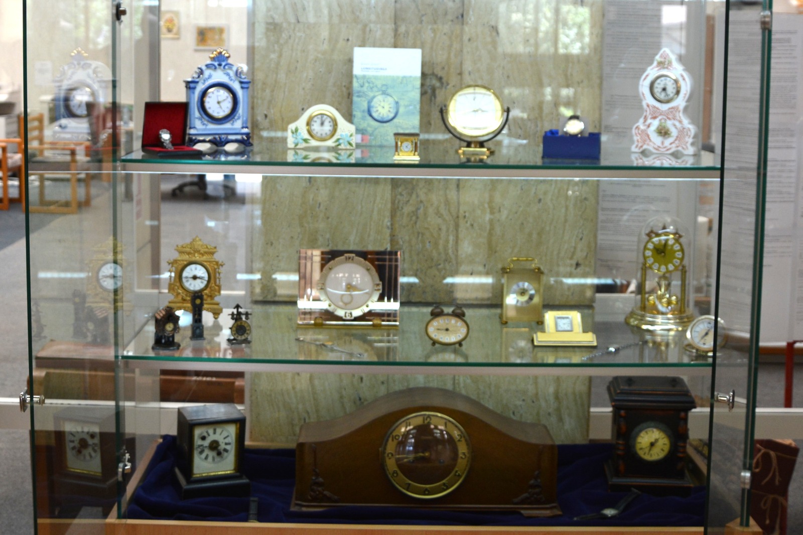 Expoziţie de ceasuri, la Biblioteca Județeană „Ioan N. Roman” din Constanța