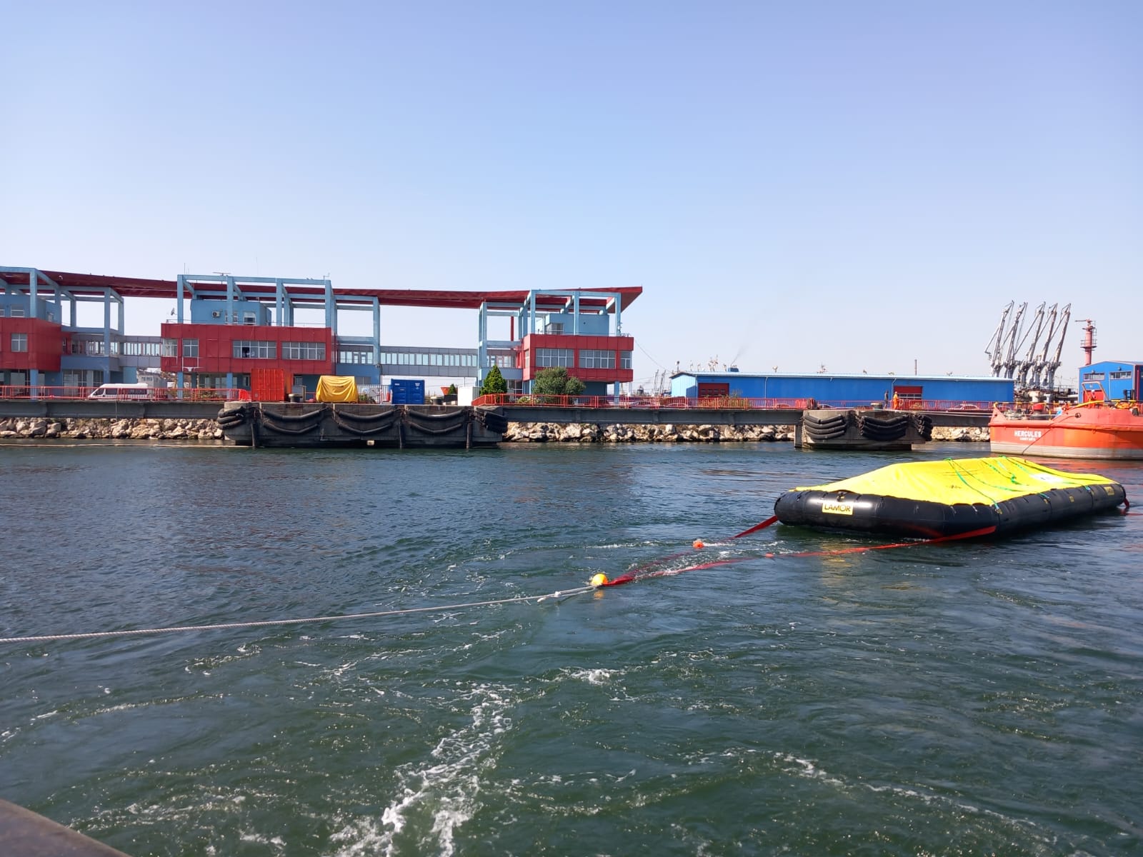 Exerciţiu pentru utilizarea echipamentelor de intervenție în caz de poluare marină cu hibrocarburi la Marea Neagră