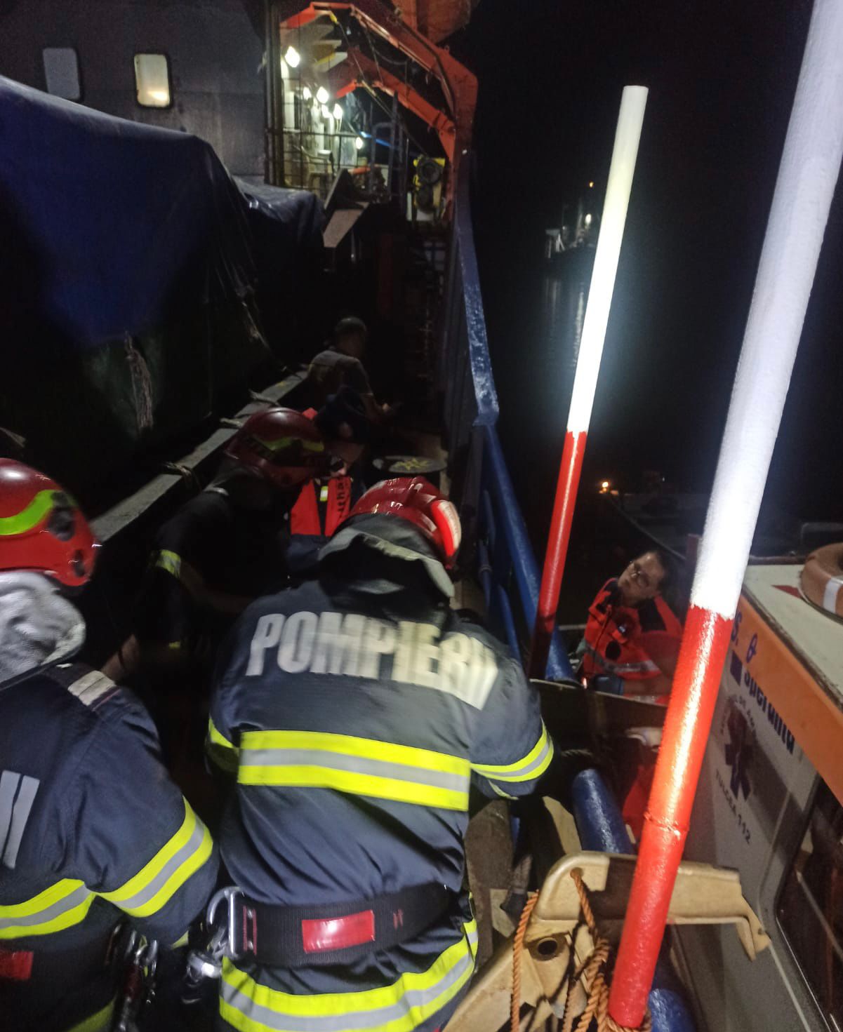 Intervenție pe Dunăre | Şase marinari străini au fost scoşi din buncărul unei nave de pompierii tulceni