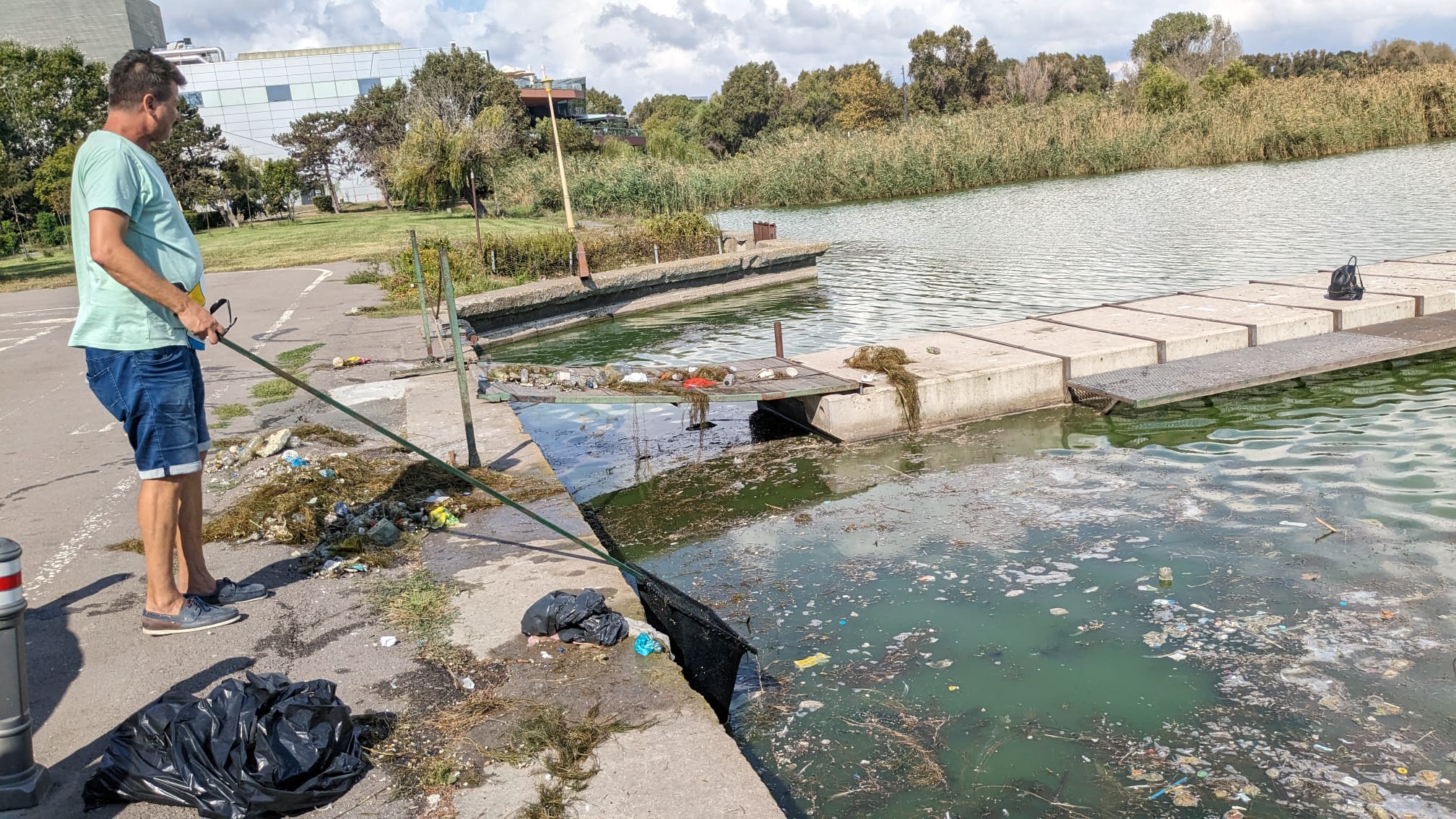O acţiune de curăţare a Lacului Tăbăcărie a avut loc astăzi. Din păcate, numărul voluntarilor a fost foarte mic