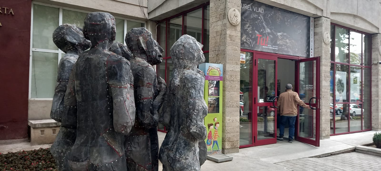 Muzeul de Artă Constanța găzduiește trei mari expoziții. Una dintre ele este “TU” a sculptorului Aurel Vlad