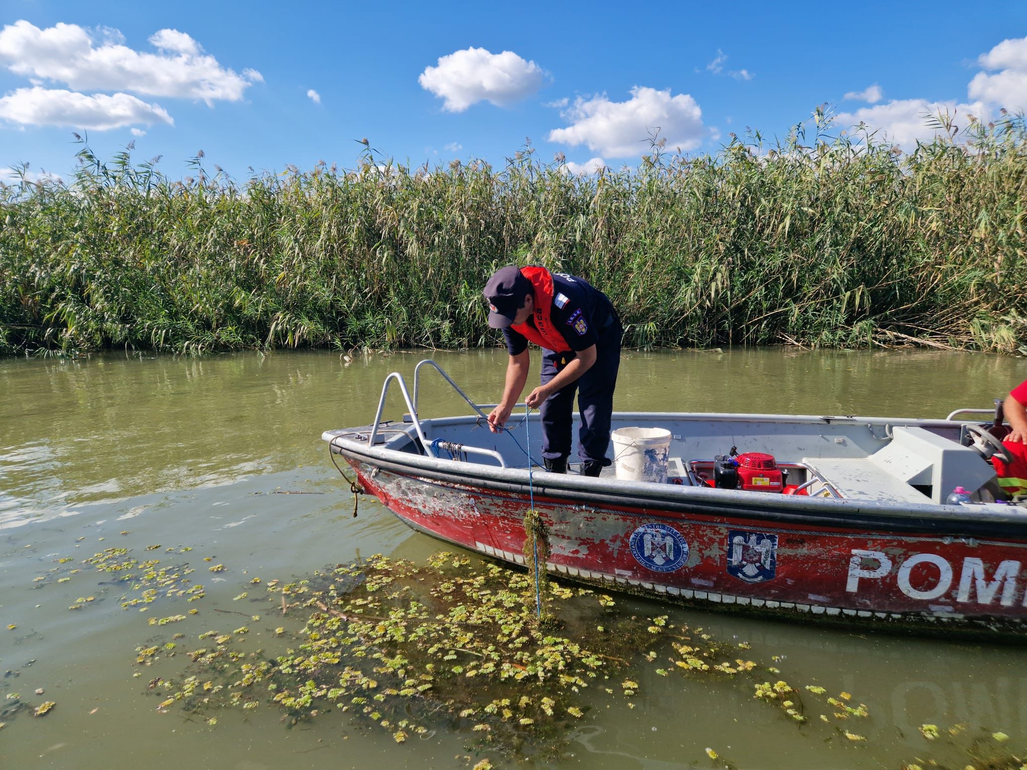 FOTO/VIDEO: Accident naval în Delta Dunării, pe Canalul Olguța! Două ambarcaţiuni s-au ciocnit, iar o persoană a căzut în apă şi este dată dispărută